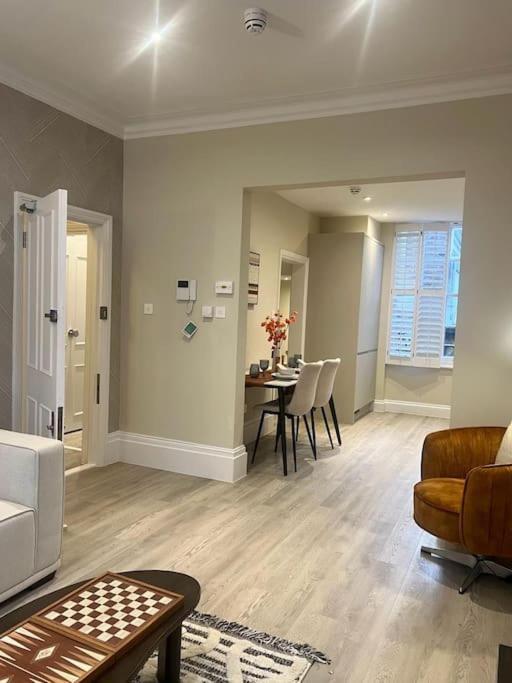ロンドンNew Flat In Holland Parkアパートメント エクステリア 写真